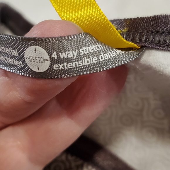 ⬇️ Lole stretch top with ruching at shoulders and thumb holes - Picture 11 of 13